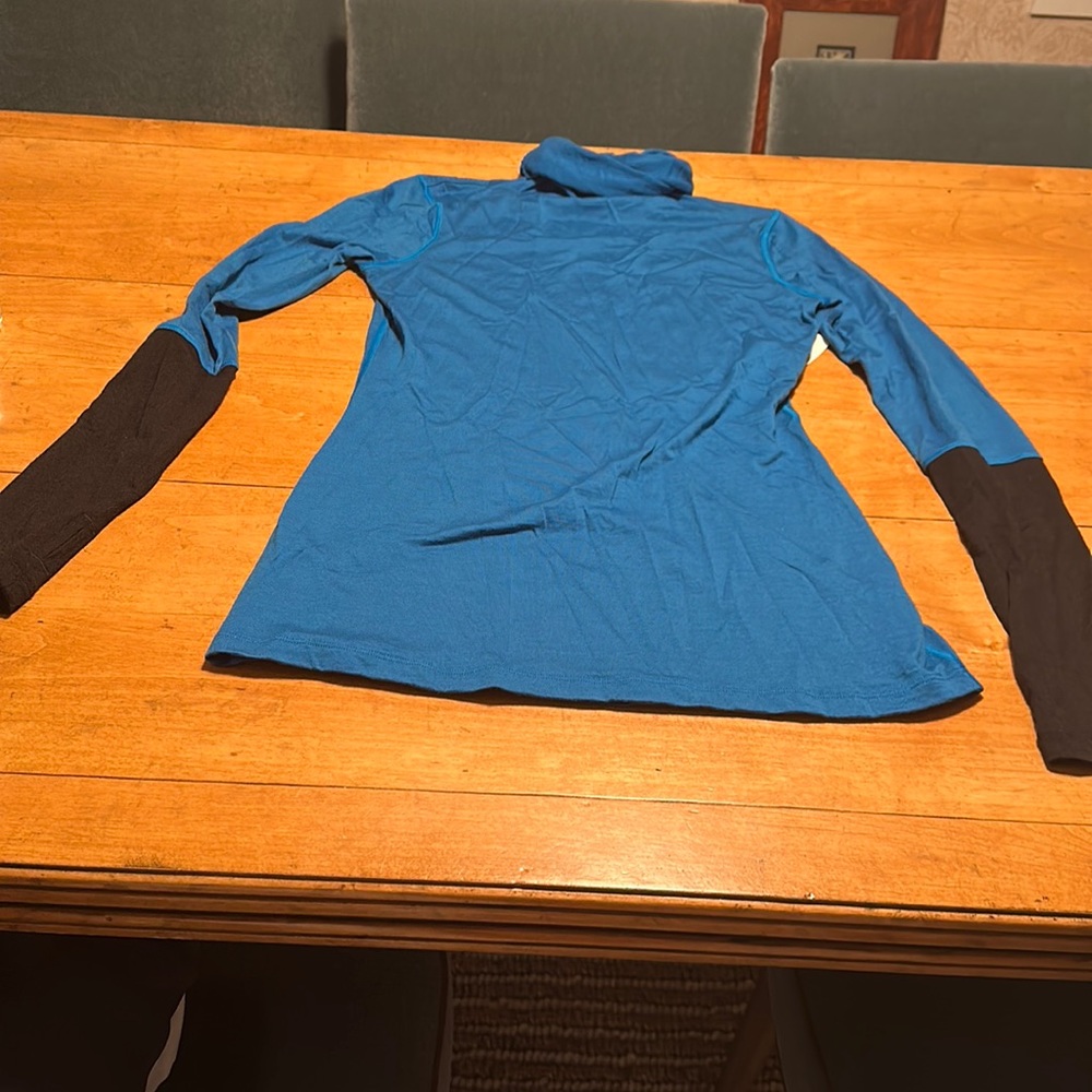 Beautiful royal blue/black Lululemon sz 4 turtleneck